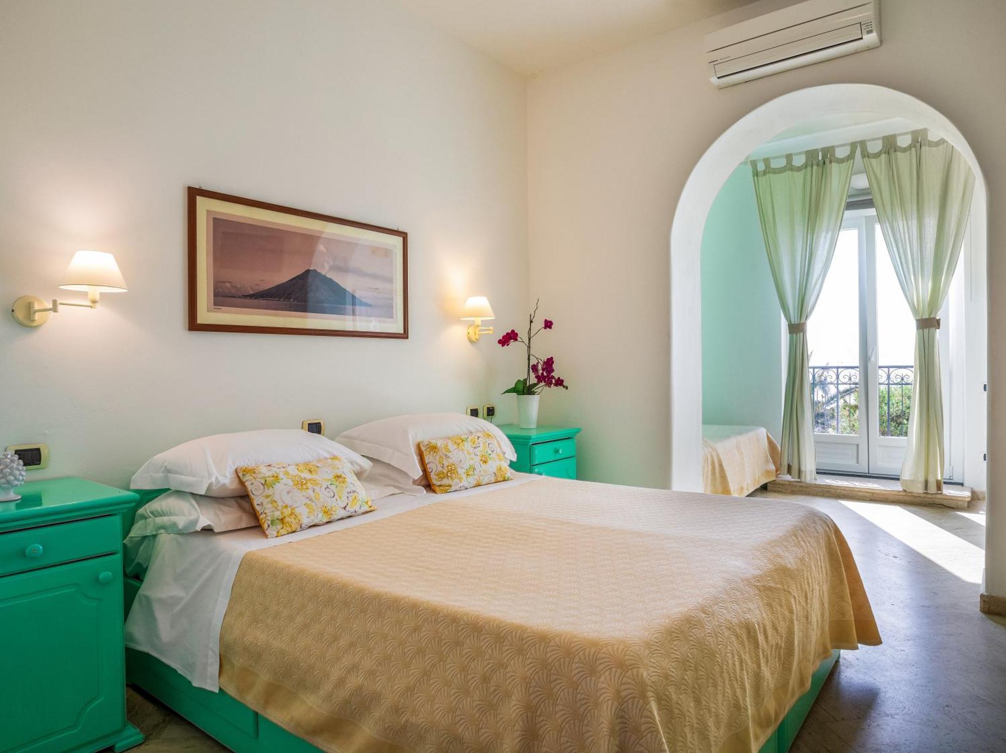 Hotel Ossidiana Stromboli Center Bagian luar foto